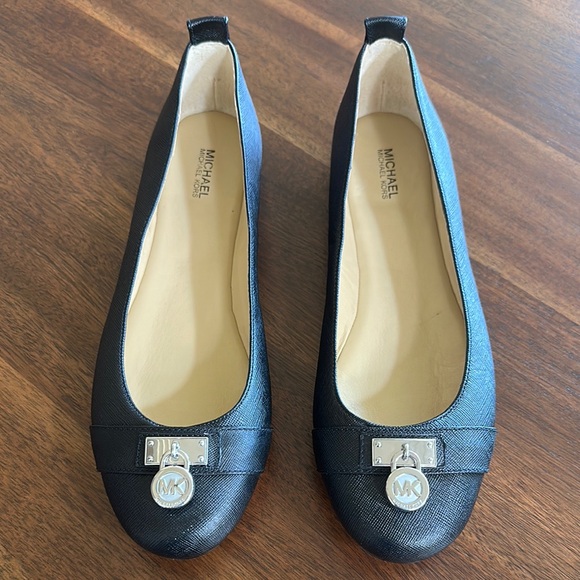 ❤️ HP ❤️ NWOT Michael Kors Black Flats with Silver Ornament - Picture 2 of 6